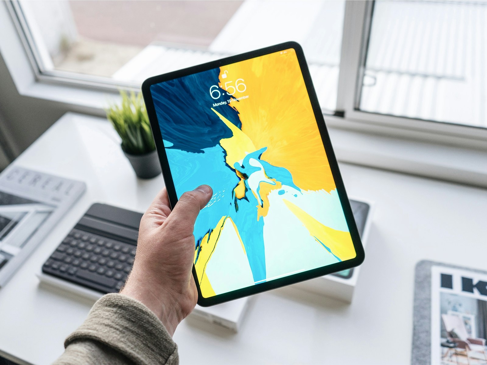 斗球App在iPad Pro上以分屏模式运行的界面，左侧为赛事直播，右侧为实时数据统计